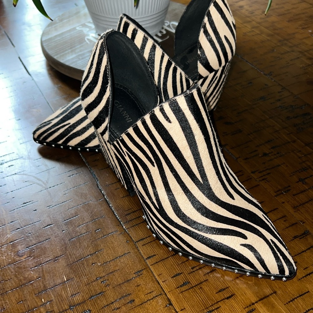Gianni Bini booties
